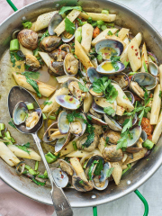 4.White-Aspargus-and-Clams-close-up