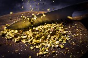 Babka-knife-cutting-for-web